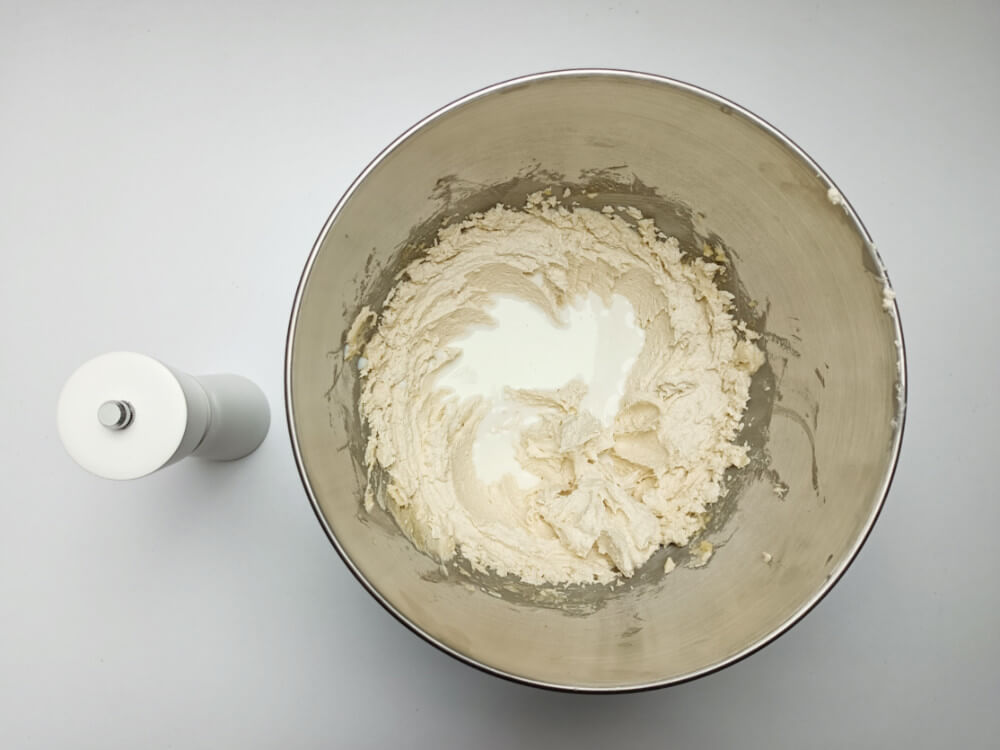 łączenie utartego masła solą i mlekiem - przygotowanie surowego ciasta