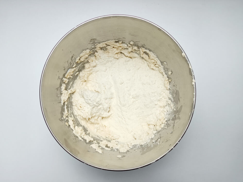 łączenie ciasta z mąką - przygotowanie surowego ciasta