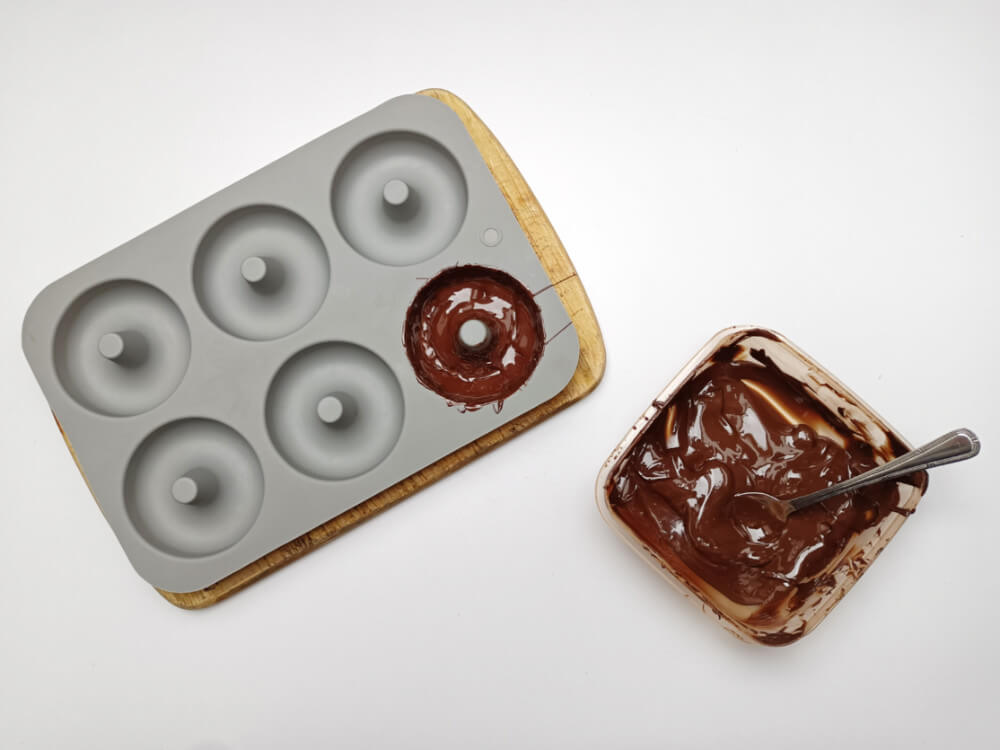 wypełnianie formy temperowaną czekoladą, donuty, foma silikonowa,