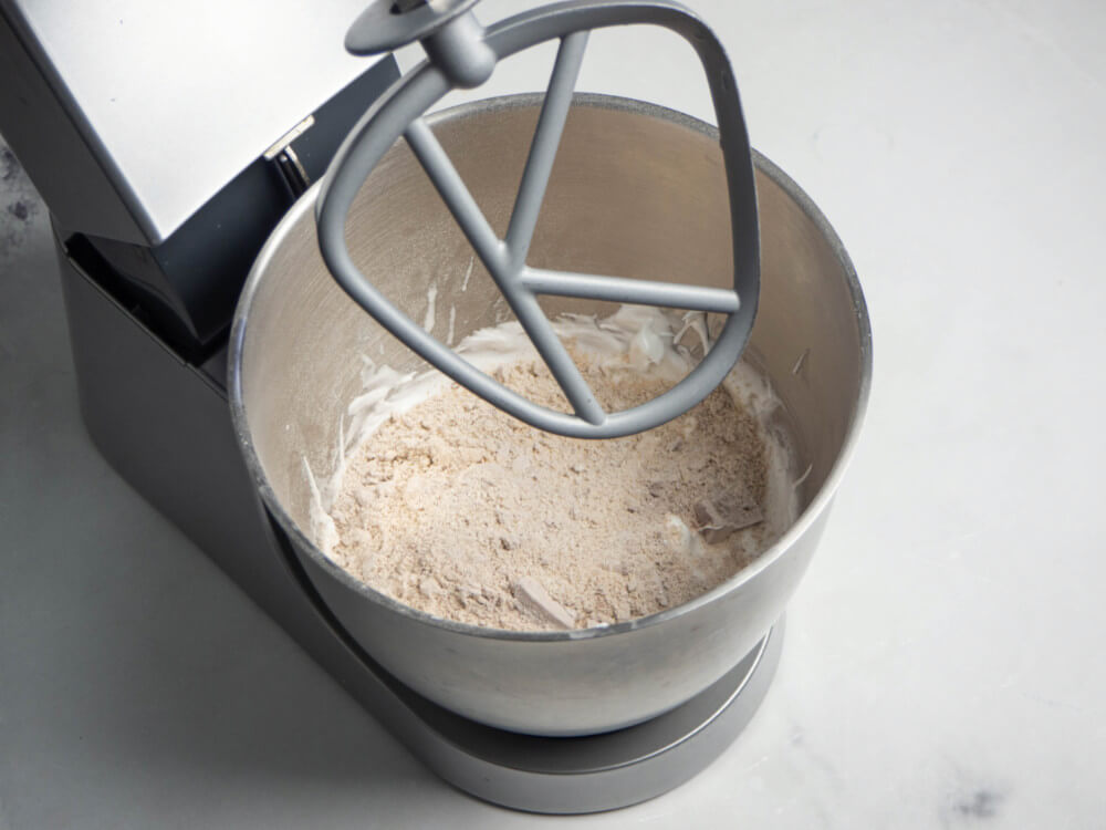 mieszanie bezy z mąką migdałową i cukrem, robot kuchenny