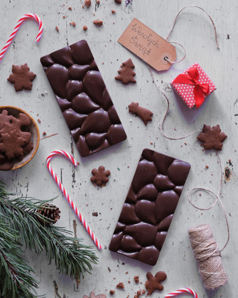 tabliczki czekolady ze świąteczną dekoracją