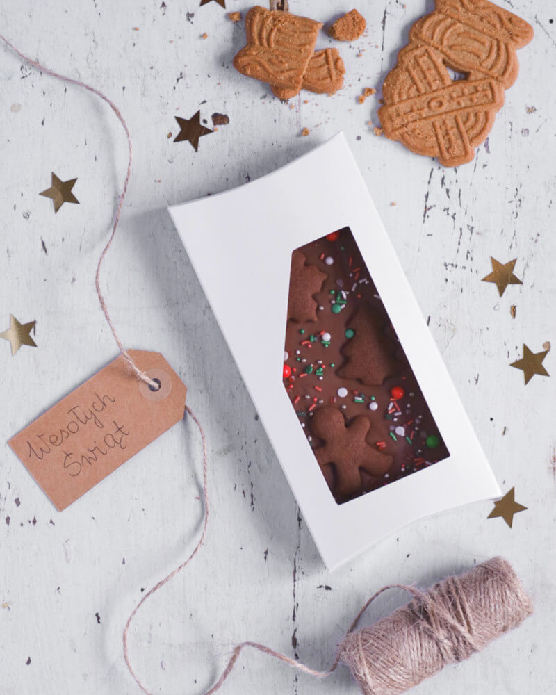tabliczki czekolady ze świąteczną dekoracją w ozdobnym pudełku