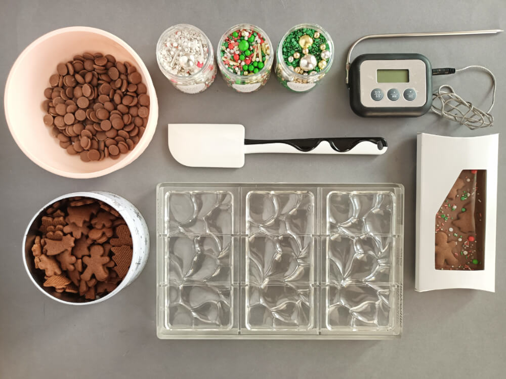 narzędzia potrzebne do przygotowania czekolada - forma do czekolady Silikomart, termometr, miska do mikrofalówki, czekolada, pierniczki, posypki Słodki Bufet, szpatuła silikonowa, pudełko na czekoladę