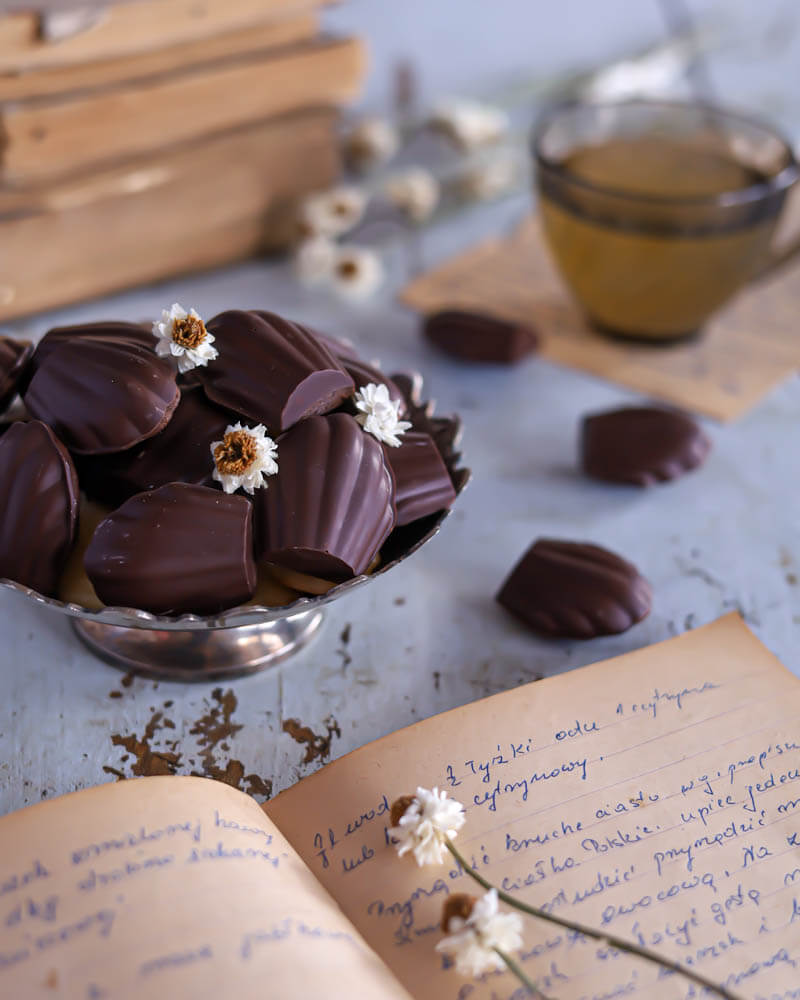 Kakaowo-migdałowe magdalenki w deserowej czekoladzie