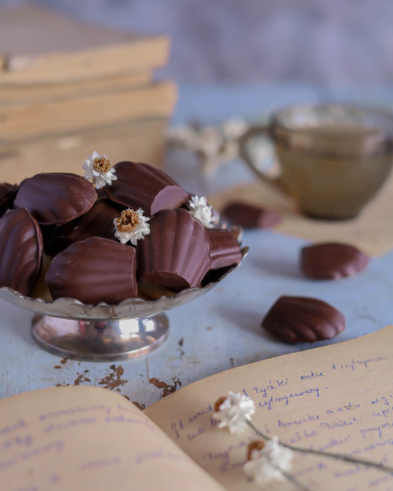 Kakaowo-migdałowe magdalenki w deserowej czekoladzie