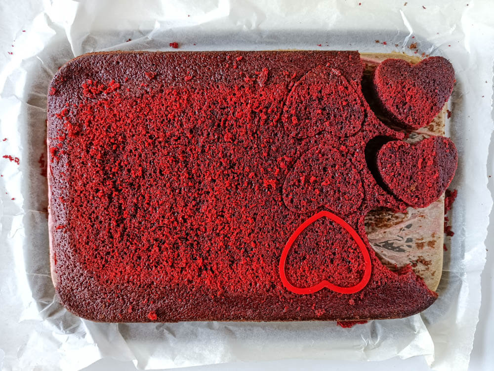 wycinanie serc z ciasta red velvet