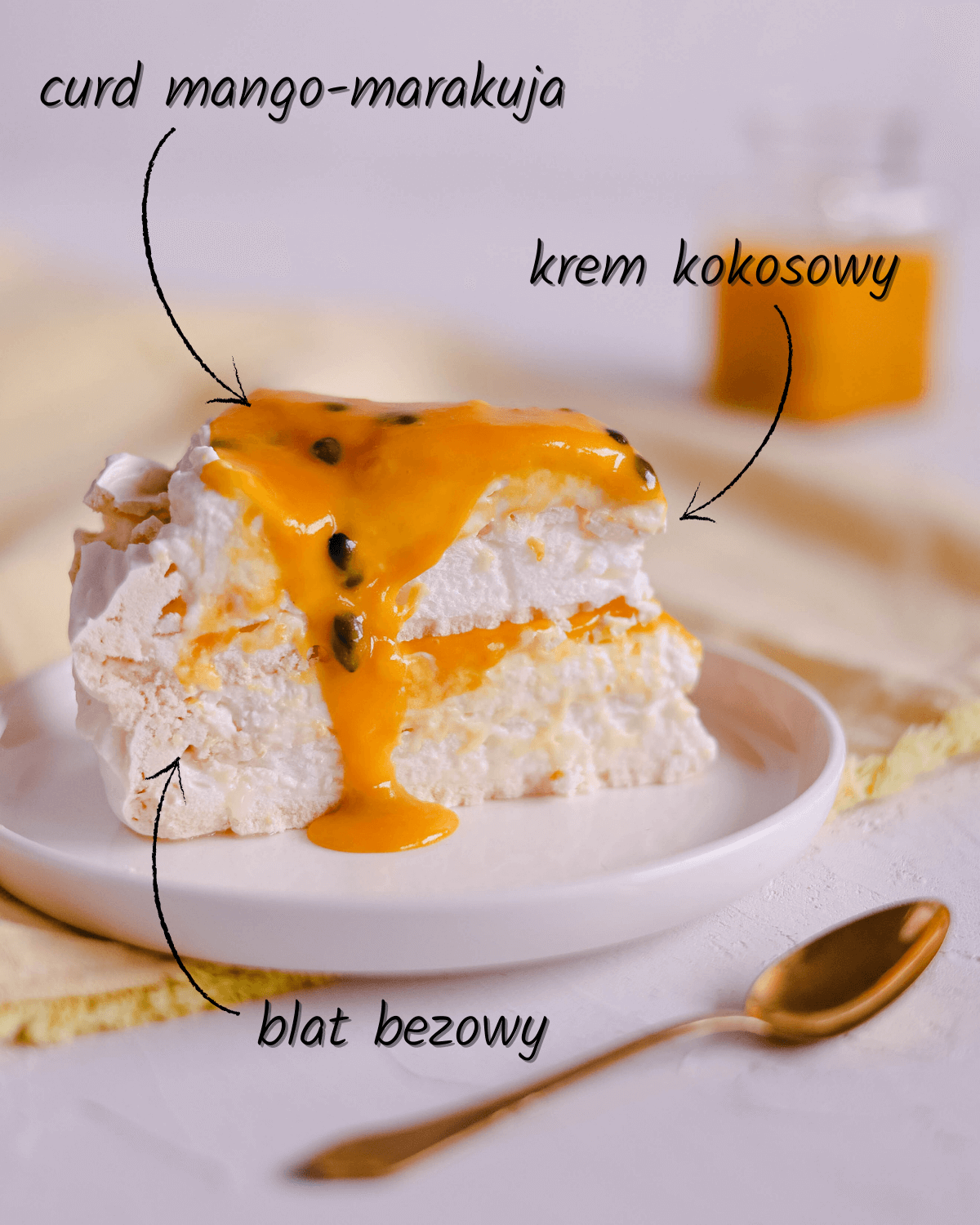 Egzotyczny tort bezowy z kremem kokosowym i curdem mango-marakuja