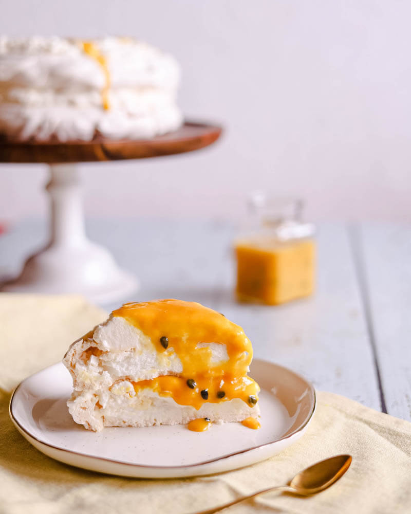 Egzotyczny tort bezowy z kremem kokosowym i curdem mango-marakuja