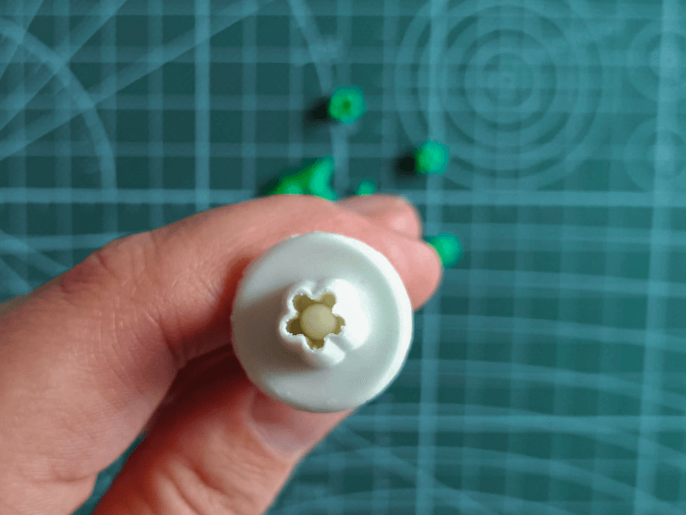 zielona masa cukrowa, wykrawacz w kształcie małego kwiatuszka