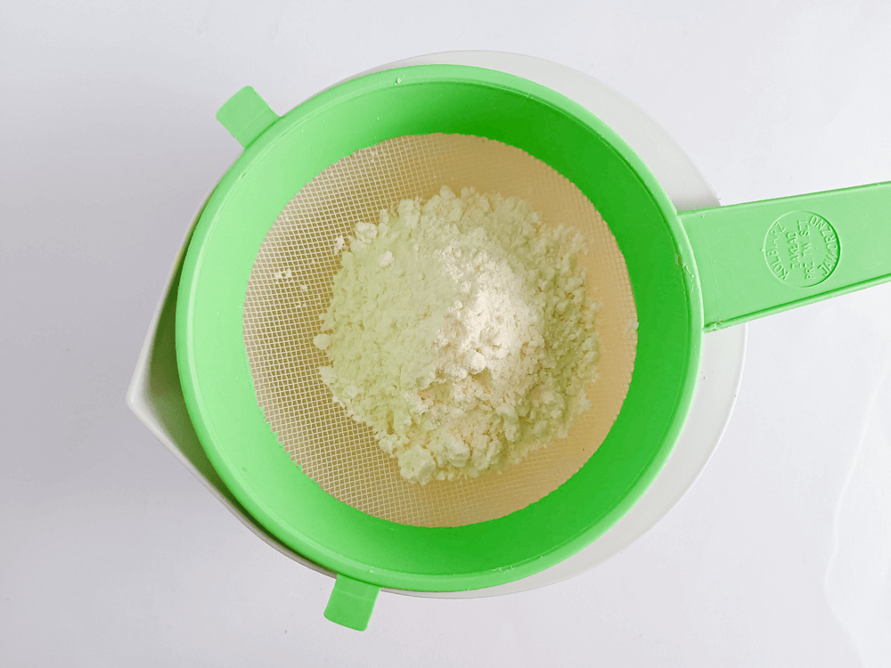 przygotowanie tynku maślanego - przesiewanie mleka w proszku