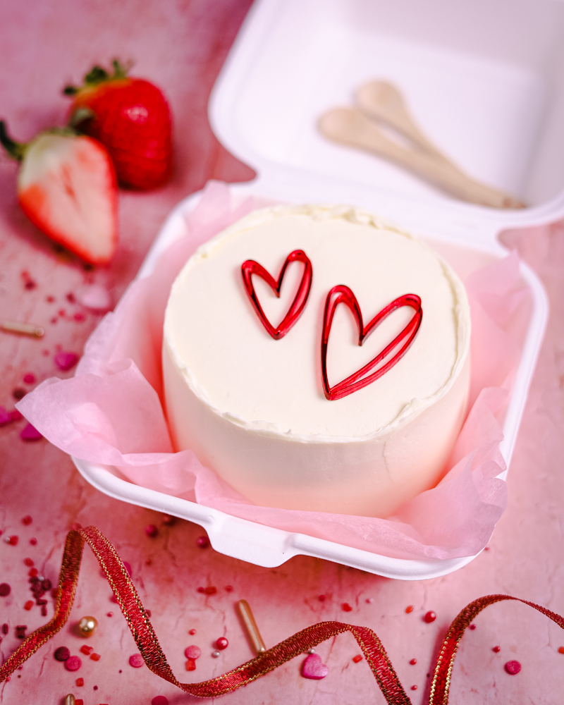 Walentynkowy Bento Cake z musem truskawkowym i żelką prosecco