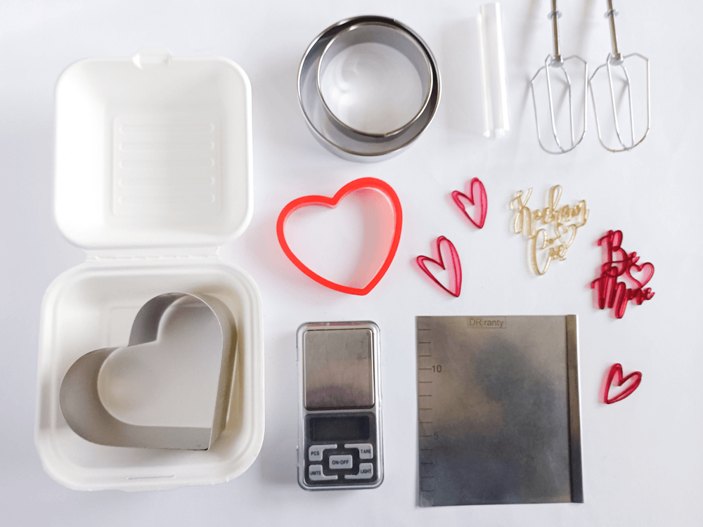 Bento cake - potrzebne narzędzia: rant serce, okrągły rant, wykrawacz serce, okrągły wykrawacz, skrobka, waga jubilerska, decory od Miniowe Formy 3d, folia rantowa, mikser 