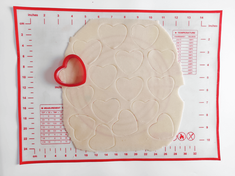 Wykrawanie kruszonki - wykrawacz w kształcie serca, mata silikonowa