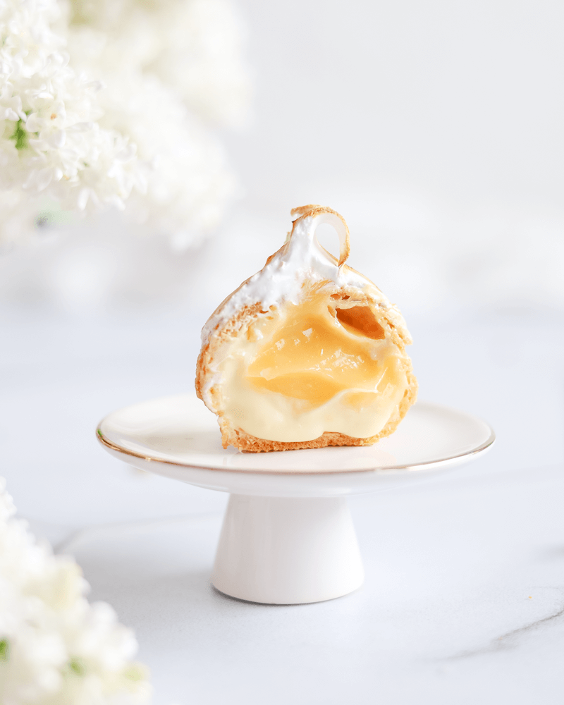 Cytrynowe ptysie z kruszonką, białą czekoladą i bezą włoską