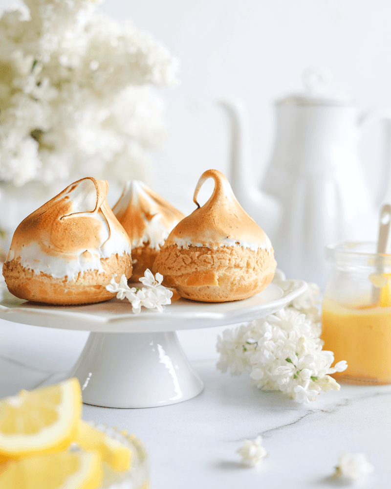 Cytrynowe ptysie z kruszonką, białą czekoladą i bezą włoską