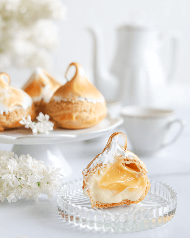 Cytrynowe ptysie z kruszonką, białą czekoladą i bezą włoską