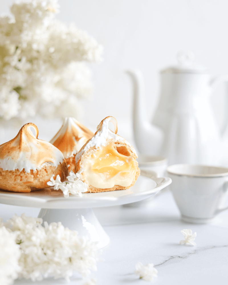 Cytrynowe ptysie z kruszonką, białą czekoladą i bezą włoską