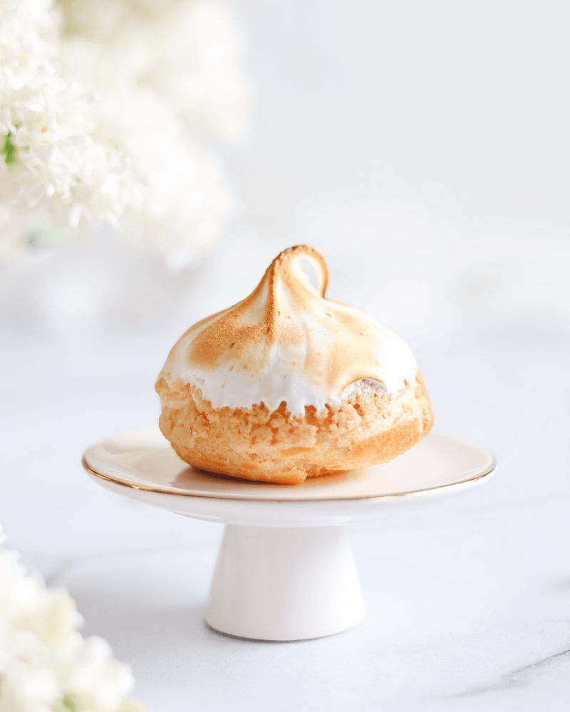 Cytrynowe ptysie z kruszonką, białą czekoladą i bezą włoską