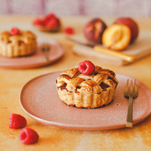 Melba mini pie - tartaletka brzoskwinia / malina / listkujące, kruche ciasto jak francuskie