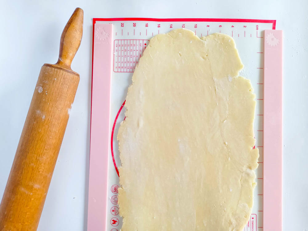 Wałkowanie kruchego, listkującego się ciasta