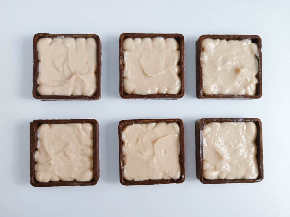 Tartaletki kinder bueno - wypełnianie tartaletek kremem z orzechów laskowych