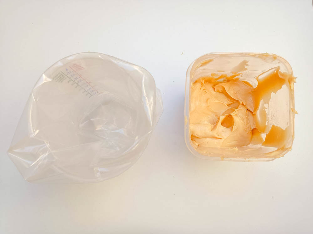 przekładanie kremu orzechowego do rękawa cukierniczego