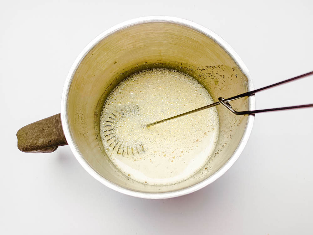 przygotowanie waniliowego kremu angielskiego z marascpone