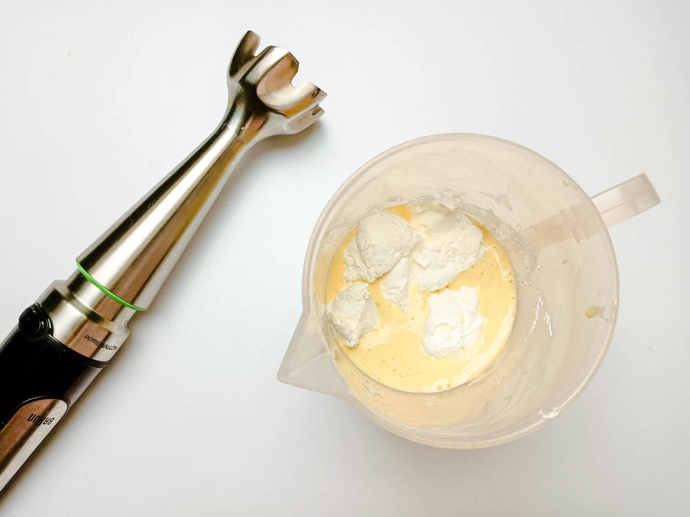 przygotowanie waniliowego kremu angielskiego z marascpone