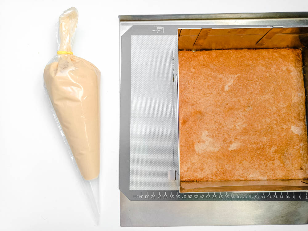 przekładanie miodownika snickers, blaszka do pieczenia, mata silikonowa, rant cukierniczy, folia rantowa