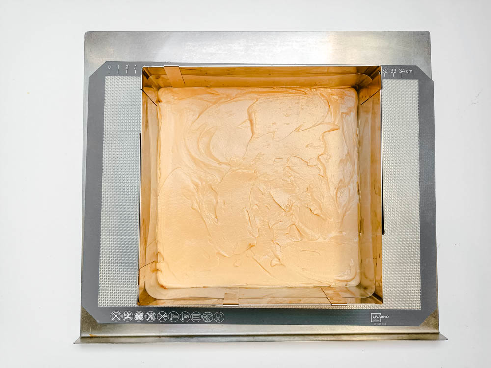 przekładanie miodownika snickers, blaszka do pieczenia, mata silikonowa, rant cukierniczy, folia rantowa