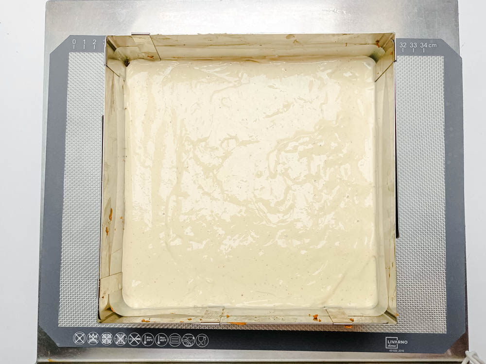 przekładanie miodownika snickers, blaszka do pieczenia, mata silikonowa, rant cukierniczy, folia rantowa