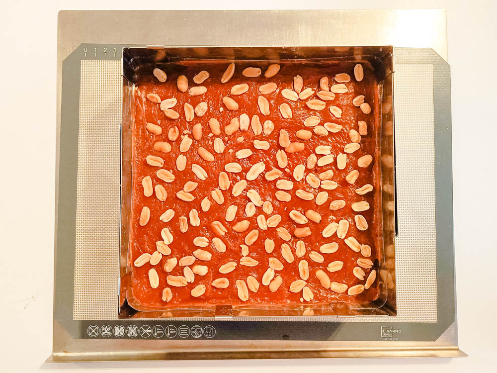 przekładanie miodownika snickers, blaszka do pieczenia, mata silikonowa, rant cukierniczy, folia rantowa