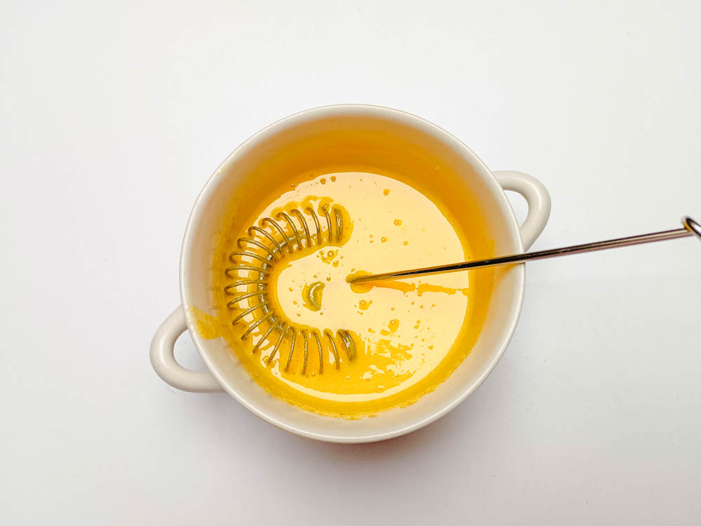 przygotowanie waniliowego kremu angielskiego z marascpone