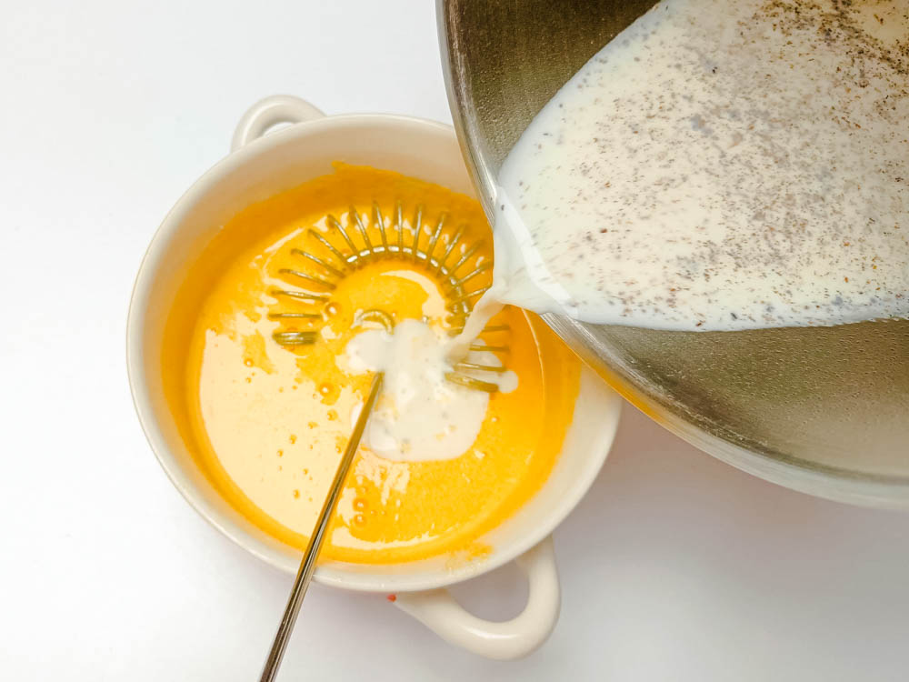 przygotowanie waniliowego kremu angielskiego z marascpone