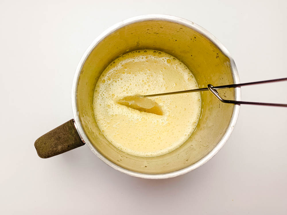 przygotowanie waniliowego kremu angielskiego z marascpone