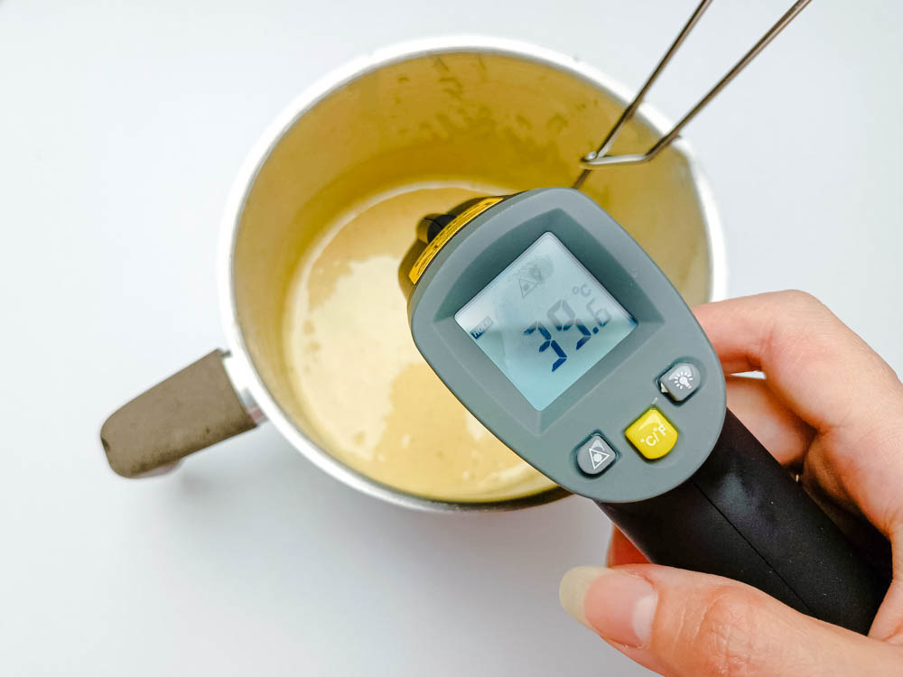 przygotowanie waniliowego kremu angielskiego z marascpone