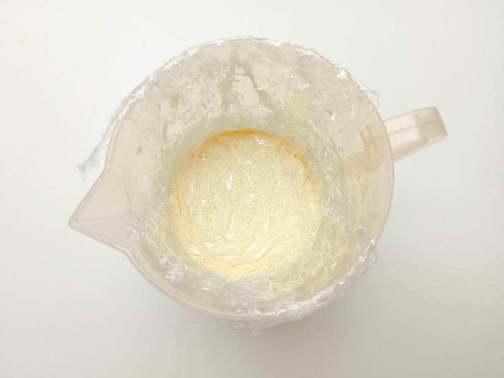 przygotowanie waniliowego kremu angielskiego z marascpone