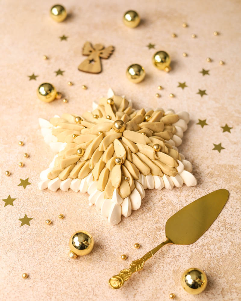 Bezowa gwiazda z kawowym kremem diplomat