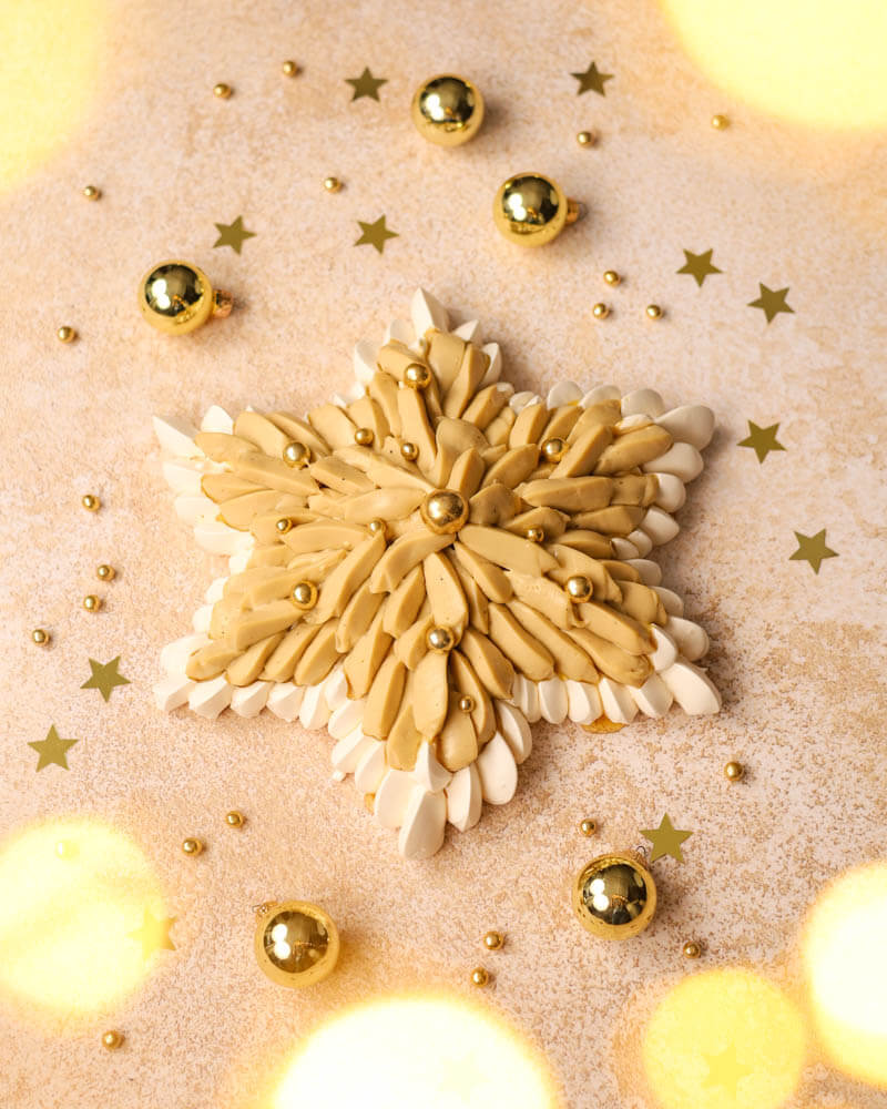 Bezowa gwiazda z kawowym kremem diplomat