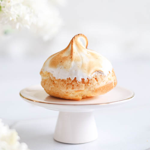 Cytrynowe ptysie z kruszonką, białą czekoladą i bezą włoską