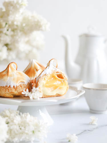 Cytrynowe ptysie z kruszonką, białą czekoladą i bezą włoską