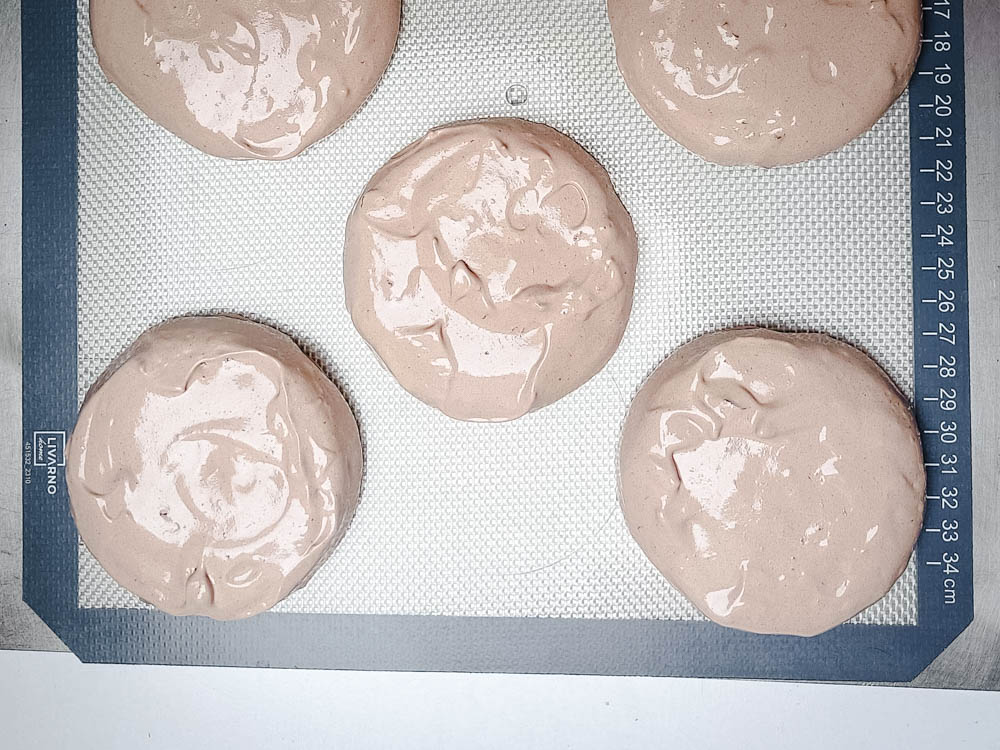 przygotowanie czekoladowej bezy pavlovej