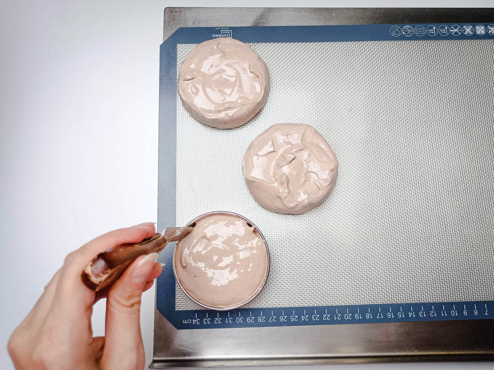 przygotowanie czekoladowej bezy pavlovej