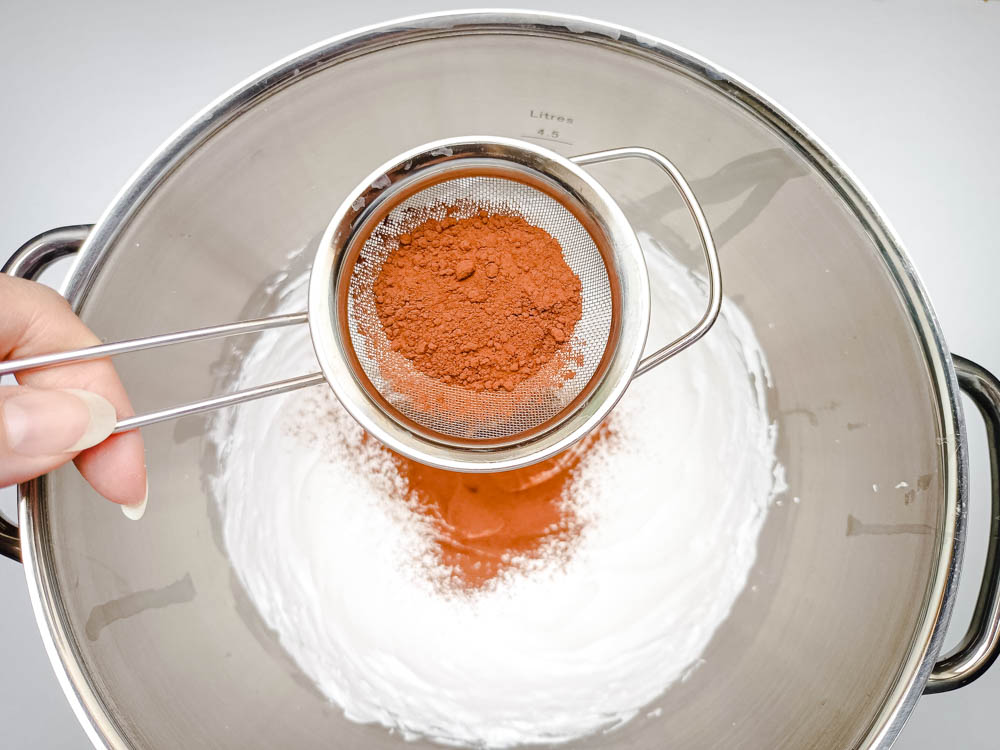 przygotowanie czekoladowej bezy pavlovej