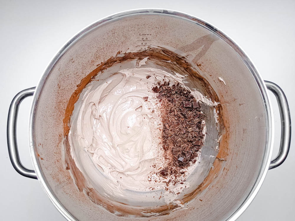 przygotowanie czekoladowej bezy pavlovej