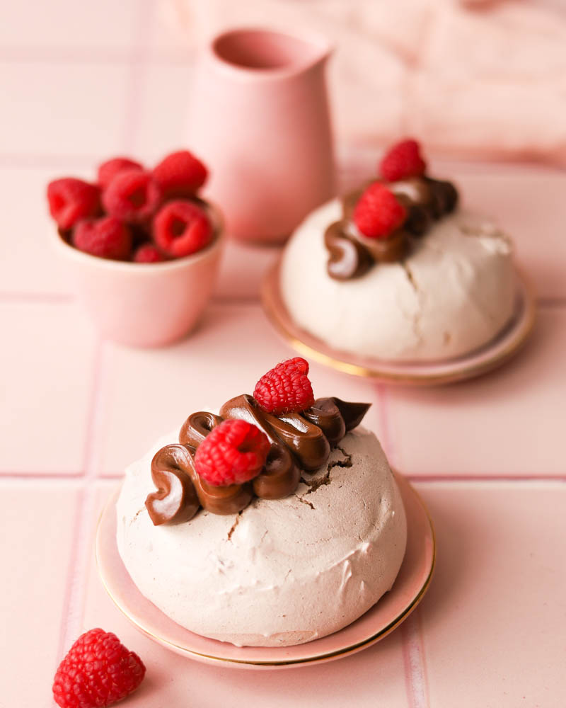 Pavlova Euforia - czekoladowa beza, czekoladowe cremeux i maliny