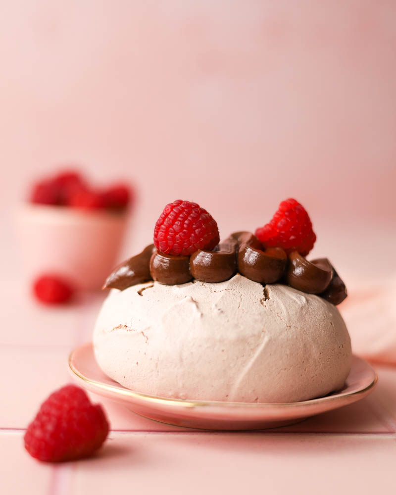 Pavlova Euforia - czekoladowa beza, czekoladowe cremeux i maliny