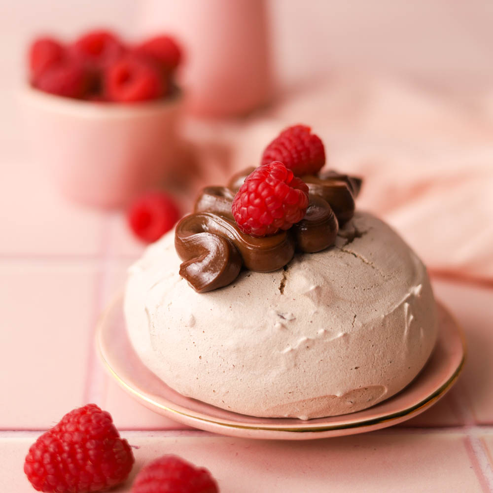 Pavlova Euforia - czekoladowa beza, czekoladowe cremeux i maliny