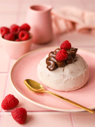 Pavlova Euforia - czekoladowa beza, czekoladowe cremeux i maliny