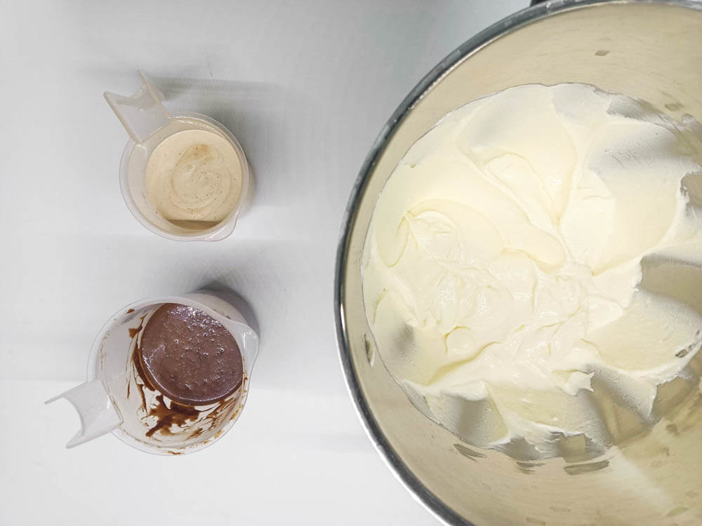 przygotowanie sernika kawowo-czekoladowego